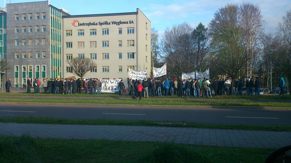 Złodzieje – skandowali absolwenci przed siedzibą Zarządu JSW S.A.
